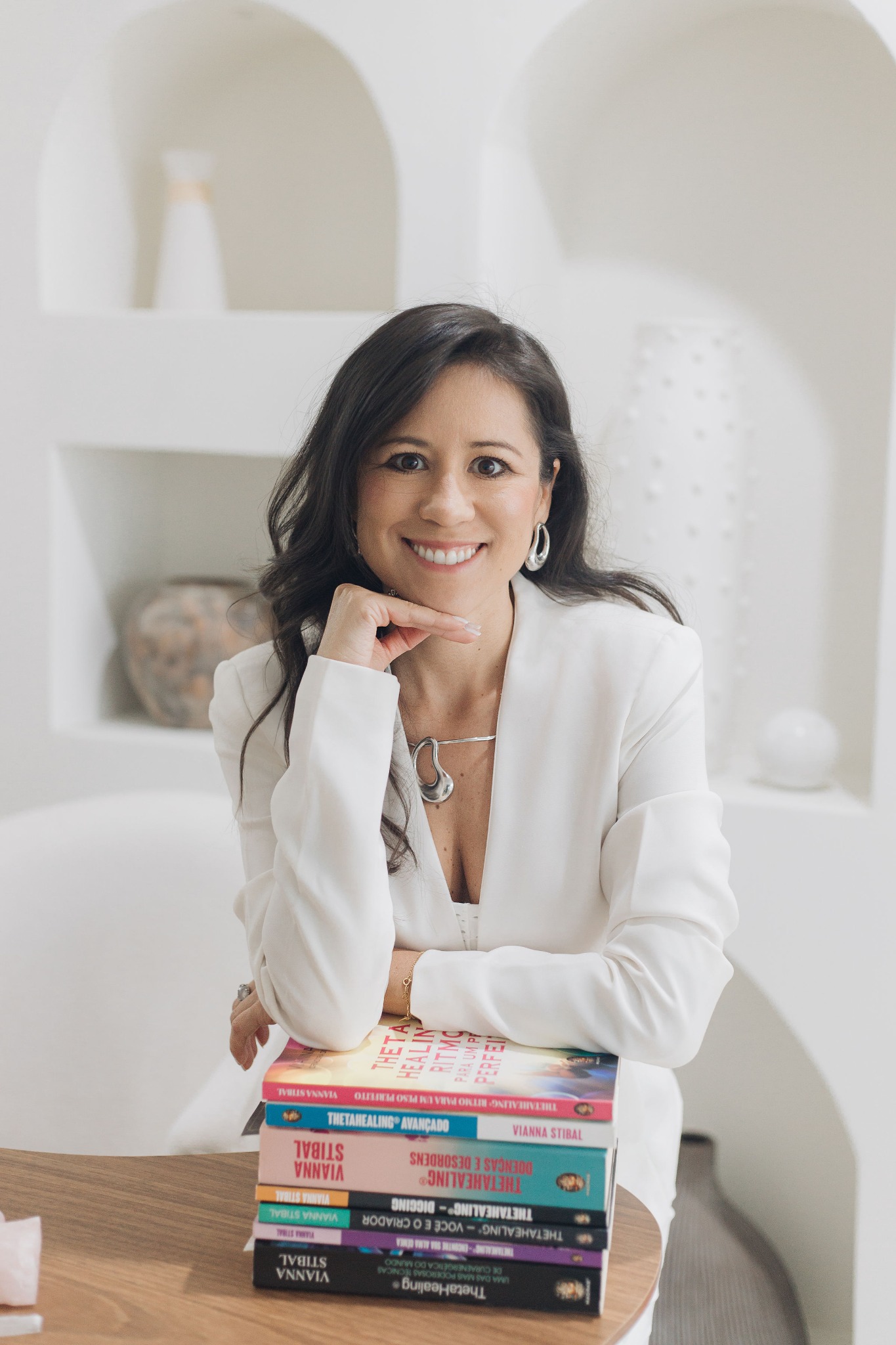 Retrato profissional de Aline Pedroso com seus livros
